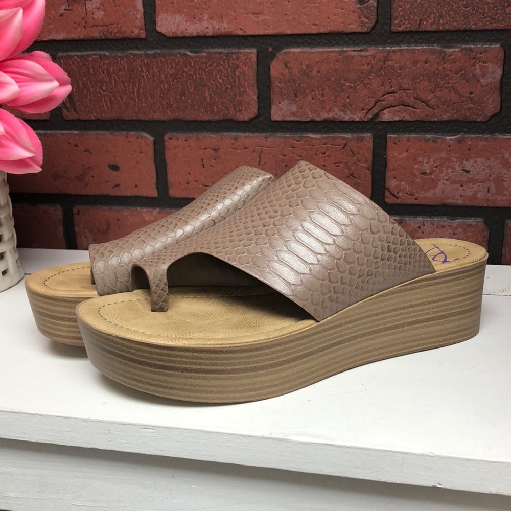 New In Bix Blowfish wedge animal texture